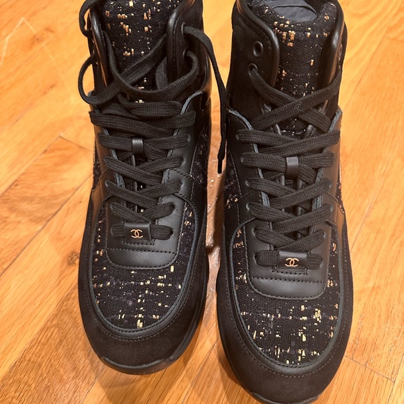 Chanel leather and tweed boots - Picture 4 of 9